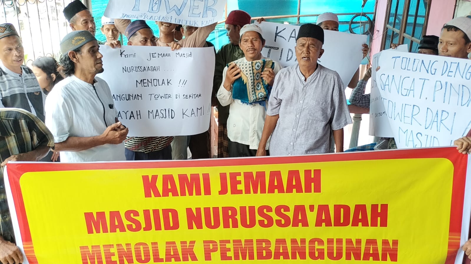 Puluhan jamaah Masjid Nurussa'adah melakukan unjuk rasa, menolak pembangunan tiang tower, Jumat (8/3/2024). Foto: Sumselheadline/Fer.