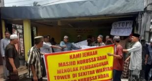 Warga mendatangi lokasi pembangunan tower dan menolak bangunan seluler itu dibangun, karena berdampingan dengan masjid. Foto: Dok Warga 32 Ilir.