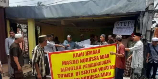 Warga mendatangi lokasi pembangunan tower dan menolak bangunan seluler itu dibangun, karena berdampingan dengan masjid. Foto: Dok Warga 32 Ilir.