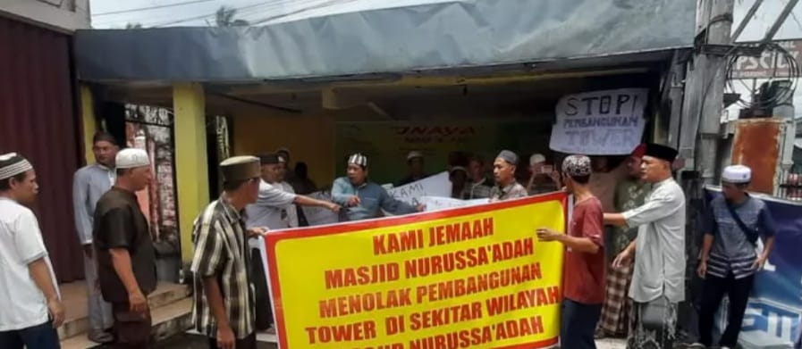 Warga mendatangi lokasi pembangunan tower dan menolak bangunan seluler itu dibangun, karena berdampingan dengan masjid. Foto: Dok Warga 32 Ilir.