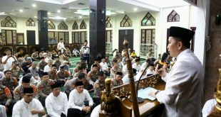 Pj Gubernur Sumsel, Agus Fatoni saat memberikan sambutan jelang buka puasa bersama di Masjid Polda Sumsel, Selasa (19/3/2024). Foto: Humas Pemprov Sumsel.
