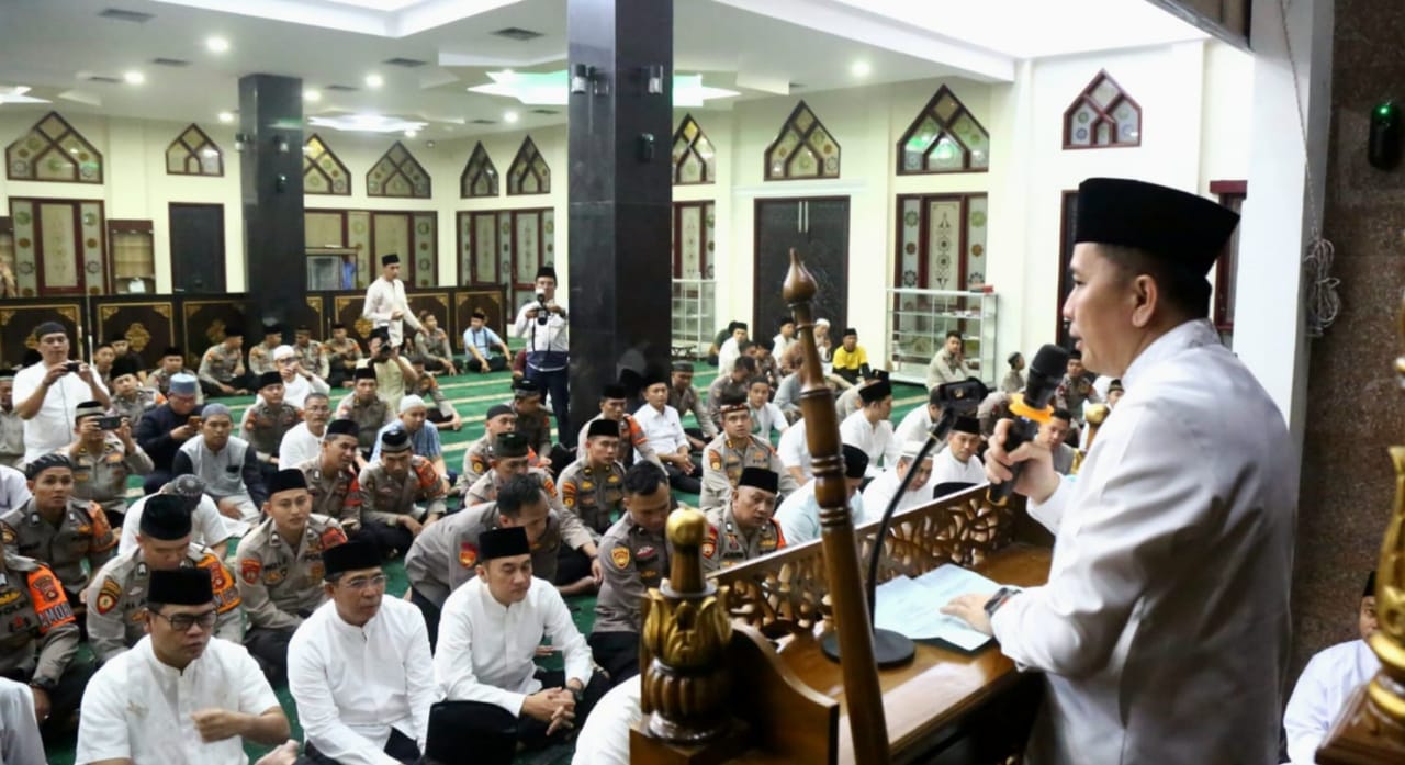Pj Gubernur Sumsel, Agus Fatoni saat memberikan sambutan jelang buka puasa bersama di Masjid Polda Sumsel, Selasa (19/3/2024). Foto: Humas Pemprov Sumsel.