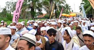 Ribuan warga menggelar ziara kubroh di kuburan Kesultanan Kawah Tengkurep 3 Ilir dan Auliya Kembang Koci 5 Boom Baru, Palembang, Minggu (3/3/2024). Foto: Sumselheadline/Pitria.