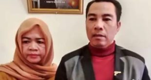 Evi ditemani kuasa hukumnya lapor bahwa mbanking nya dihack, sehingga hilang uang Rp 700 Juta. Foto: Sumselheadline/Ela.