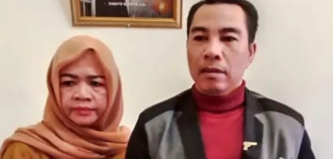 Evi ditemani kuasa hukumnya lapor bahwa mbanking nya dihack, sehingga hilang uang Rp 700 Juta. Foto: Sumselheadline/Ela.