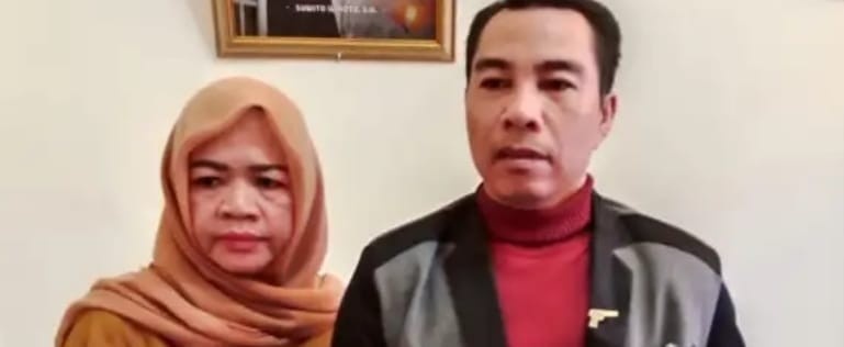 Evi ditemani kuasa hukumnya lapor bahwa mbanking nya dihack, sehingga hilang uang Rp 700 Juta. Foto: Sumselheadline/Ela.