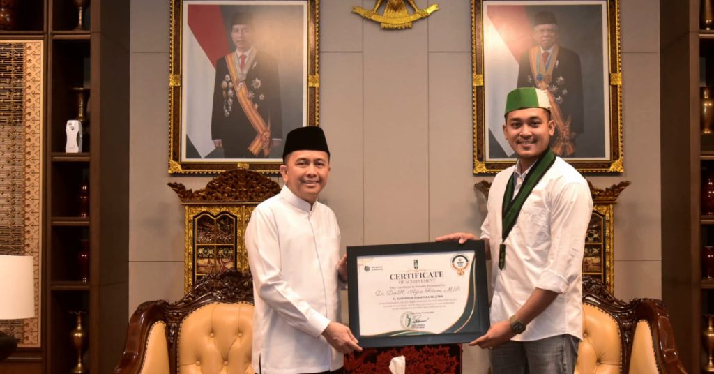 Atas dedikasinya pada pemuda, Pj Gubernur Sumsel Agus Fatoni menerima penghargaan dari Badko HMI Sumbagsel. Foto: Humas Pemprov Sumsel.