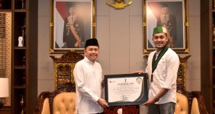 Atas dedikasinya pada pemuda, Pj Gubernur Sumsel Agus Fatoni menerima penghargaan dari Badko HMI Sumbagsel. Foto: Humas Pemprov Sumsel.