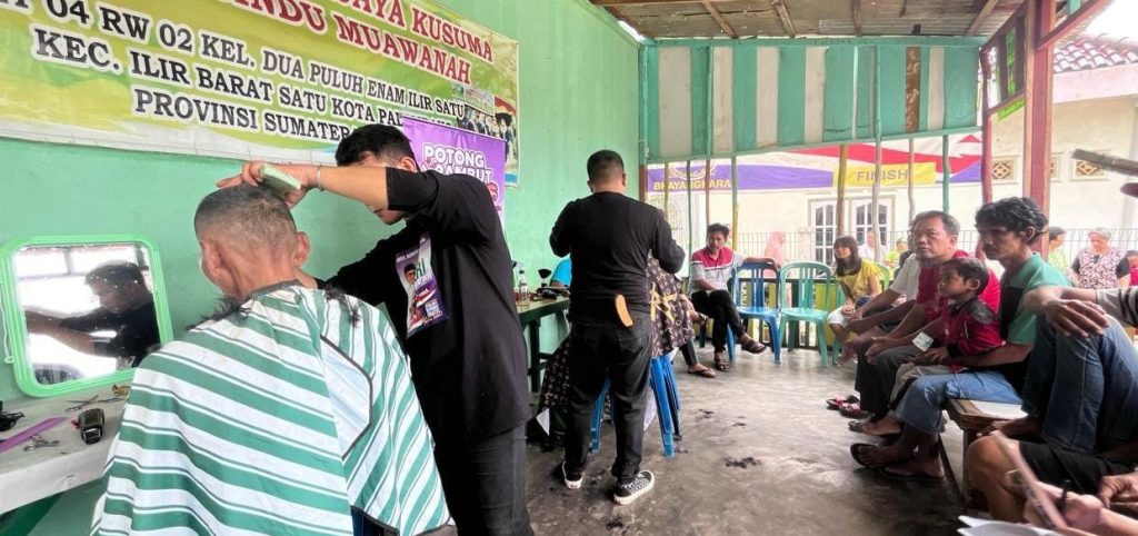 Potong rambut grstis di Kelurahan 26 Ilir Palembang, yang digelar relawan Heri Amalindo, Rabu (3/4/2024). Foto: Sumselheadline/Ferly.