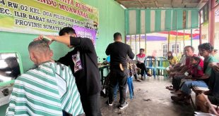 Potong rambut grstis di Kelurahan 26 Ilir Palembang, yang digelar relawan Heri Amalindo, Rabu (3/4/2024). Foto: Sumselheadline/Ferly.