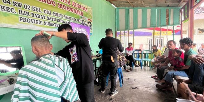 Potong rambut grstis di Kelurahan 26 Ilir Palembang, yang digelar relawan Heri Amalindo, Rabu (3/4/2024). Foto: Sumselheadline/Ferly.