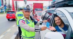 Petugas Satlantas Banyuasin memberikan barcode pada pengemudi untuk mengetahui jalur alternatif mudik, Kamis (4/4/2024). Foto: Sumselheadline/Ela.