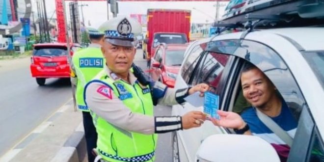 Petugas Satlantas Banyuasin memberikan barcode pada pengemudi untuk mengetahui jalur alternatif mudik, Kamis (4/4/2024). Foto: Sumselheadline/Ela.