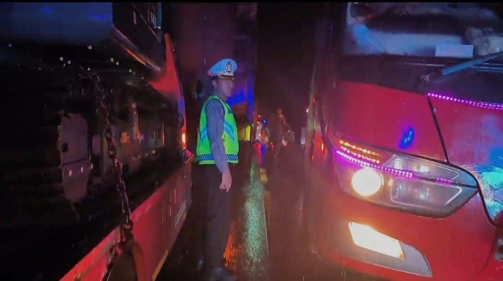 Seorang polantas yang tetap sigap mengatur kendaraan terjebak macet, Sabtu (6/4/2024) malam. Foto: Sumselheadline/Fer.