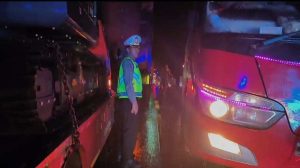 Seorang polantas yang tetap sigap mengatur kendaraan terjebak macet, Sabtu (6/4/2024) malam. Foto: Sumselheadline/Fer.