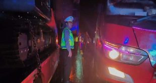 Seorang polantas yang tetap sigap mengatur kendaraan terjebak macet, Sabtu (6/4/2024) malam. Foto: Sumselheadline/Fer.
