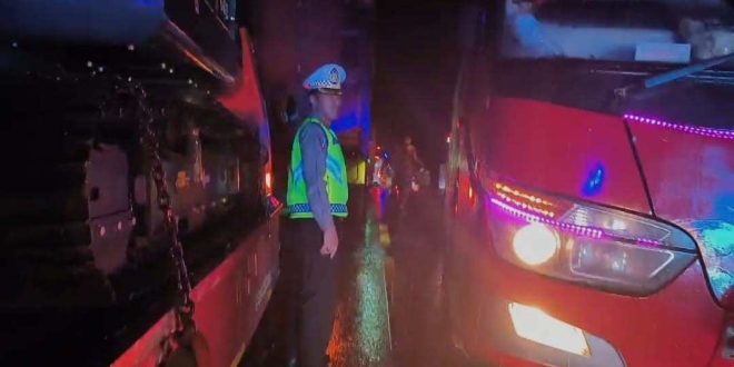 Seorang polantas yang tetap sigap mengatur kendaraan terjebak macet, Sabtu (6/4/2024) malam. Foto: Sumselheadline/Fer.