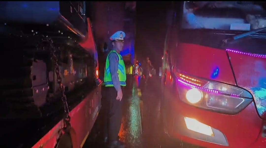 Seorang polantas yang tetap sigap mengatur kendaraan terjebak macet, Sabtu (6/4/2024) malam. Foto: Sumselheadline/Fer.