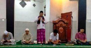 Muhammad Toha bersama para jemaah Masjid Al-Kautsar. Foto: Dok Masjid Al-Kautsar.