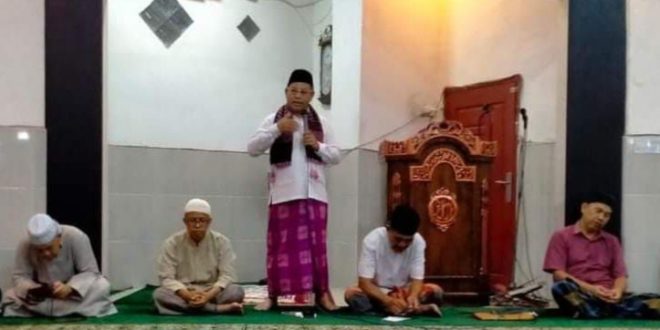 Muhammad Toha bersama para jemaah Masjid Al-Kautsar. Foto: Dok Masjid Al-Kautsar.