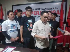 Alfrenzi Panggarbesi, kuasa dari Herman Deru, mengambil formulir bacagub PDIP Sumsel, Selasa (16/4/2024). Foto: Sumselheadline/Fer.