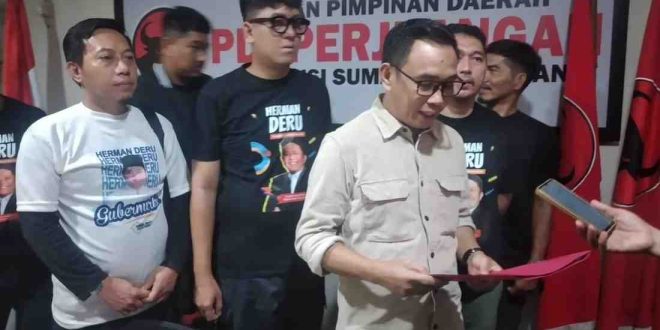 Alfrenzi Panggarbesi, kuasa dari Herman Deru, mengambil formulir bacagub PDIP Sumsel, Selasa (16/4/2024). Foto: Sumselheadline/Fer.