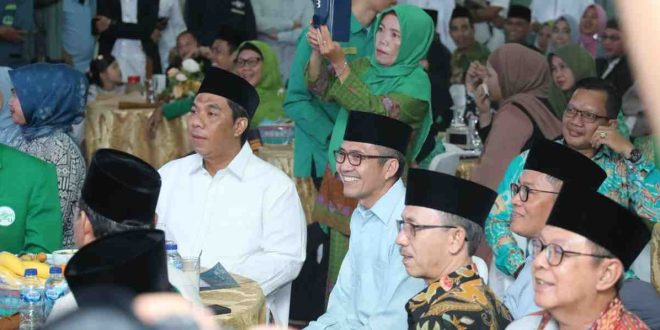 Pj Walikota Palembang Ratu Dewa bersama para pengurus dan anggota NU Palembang, Selasa (16/4/2024) malam. Foto: Kominfo Palembang.