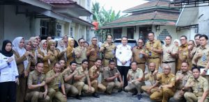 Pj Gubernur Sumsel Agus Fatoni bersama pegawai Dinas Tenaga Kerja usai gelar sidak, Selasa (16/4/2024). Foto: Humas Pemprov Sumsel.