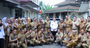 Pj Gubernur Sumsel Agus Fatoni bersama pegawai Dinas Tenaga Kerja usai gelar sidak, Selasa (16/4/2024). Foto: Humas Pemprov Sumsel.
