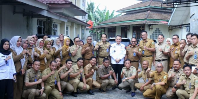Pj Gubernur Sumsel Agus Fatoni bersama pegawai Dinas Tenaga Kerja usai gelar sidak, Selasa (16/4/2024). Foto: Humas Pemprov Sumsel.