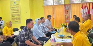 Hafizul Fikri mewakili Muchendi Mahzareki mengambil formulir pendaftaran bacagub OKI di Partai Golkar, Senin (22/4/2024). Foto: Sumselheadline/Edi.