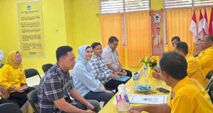 Hafizul Fikri mewakili Muchendi Mahzareki mengambil formulir pendaftaran bacagub OKI di Partai Golkar, Senin (22/4/2024). Foto: Sumselheadline/Edi.