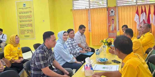 Hafizul Fikri mewakili Muchendi Mahzareki mengambil formulir pendaftaran bacagub OKI di Partai Golkar, Senin (22/4/2024). Foto: Sumselheadline/Edi.