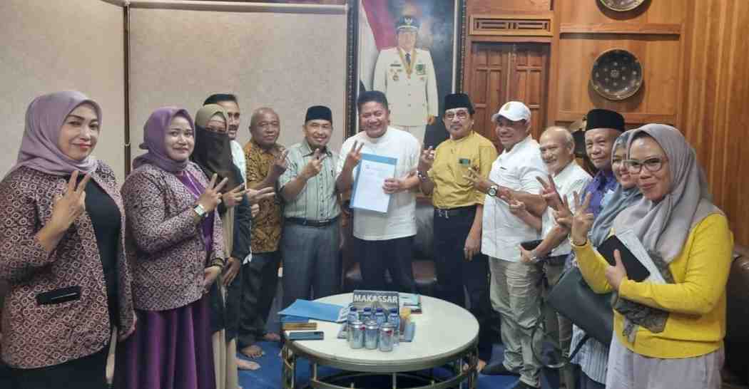 Sejumlah tokoh lintas suku bersilaturahim dengan Herman Deru, bakal calon Gubernur Sumsel, Senin (22/4/2024). Foto: Dok Tim HD.
