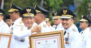 Pj Walikota Palembang, Ratu Dewa menerima piagam penghargaan dari Mendagri, Tito Karnavian atas prestasi penyelenggaraan Pemda, Kamis (25/4/2024). Foto: Kominfo Palembang.