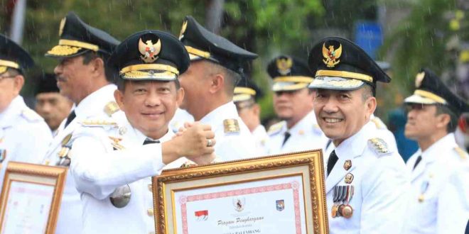 Pj Walikota Palembang, Ratu Dewa menerima piagam penghargaan dari Mendagri, Tito Karnavian atas prestasi penyelenggaraan Pemda, Kamis (25/4/2024). Foto: Kominfo Palembang.