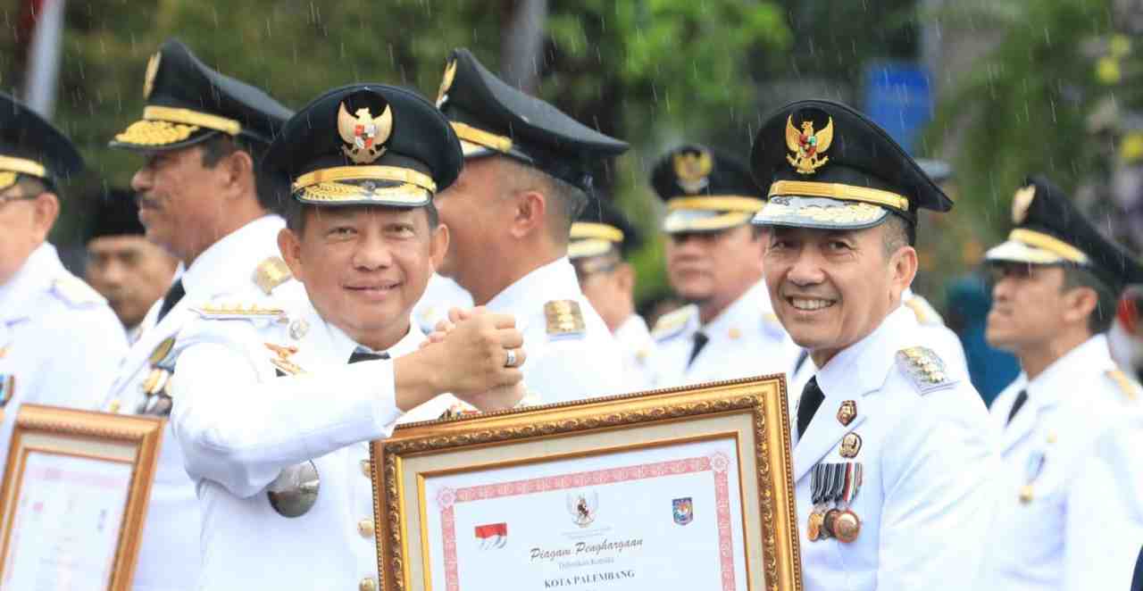 Pj Walikota Palembang, Ratu Dewa menerima piagam penghargaan dari Mendagri, Tito Karnavian atas prestasi penyelenggaraan Pemda, Kamis (25/4/2024). Foto: Kominfo Palembang.