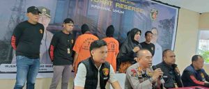 Dept Collector, Bambang dan Robert, tersangka pengancaman dan perampasan diikuti saat pers konfrence penyidik Polda Sumsel, Kamis (25/4/2024). Foto: Sumselheadline/Ela.