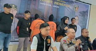 Dept Collector, Bambang dan Robert, tersangka pengancaman dan perampasan diikuti saat pers konfrence penyidik Polda Sumsel, Kamis (25/4/2024). Foto: Sumselheadline/Ela.