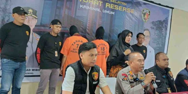 Dept Collector, Bambang dan Robert, tersangka pengancaman dan perampasan diikuti saat pers konfrence penyidik Polda Sumsel, Kamis (25/4/2024). Foto: Sumselheadline/Ela.