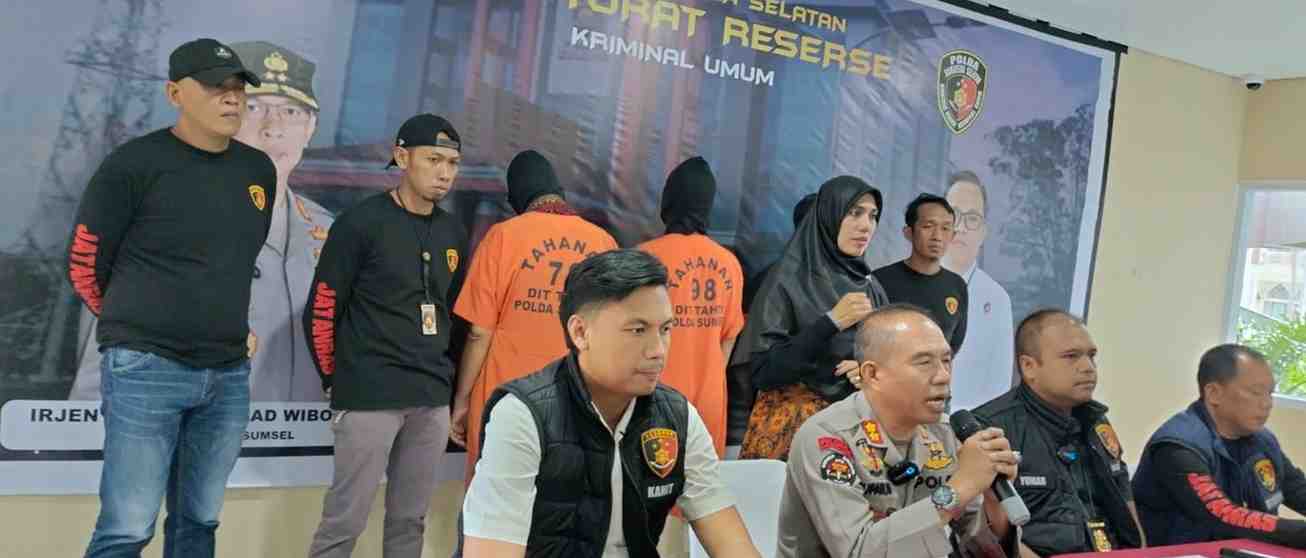 Dept Collector, Bambang dan Robert, tersangka pengancaman dan perampasan diikuti saat pers konfrence penyidik Polda Sumsel, Kamis (25/4/2024). Foto: Sumselheadline/Ela.