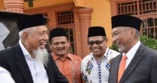 Presiden PKS H. Ahmad Syaikhu, Pimpinan Popes Assalam KH. Abdul Malik Musir, Ketua DPW PKS Sumsel Muhammad Toha, dan Ketua DPD PKS MUBA Musheni, Minggu (28/4/2024). Foto: Dok DPW PKS Sumsel.