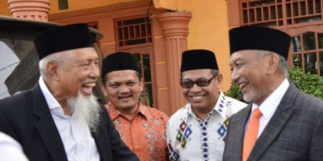 Presiden PKS H. Ahmad Syaikhu, Pimpinan Popes Assalam KH. Abdul Malik Musir, Ketua DPW PKS Sumsel Muhammad Toha, dan Ketua DPD PKS MUBA Musheni, Minggu (28/4/2024). Foto: Dok DPW PKS Sumsel.