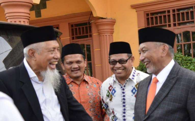 Presiden PKS H. Ahmad Syaikhu, Pimpinan Popes Assalam KH. Abdul Malik Musir, Ketua DPW PKS Sumsel Muhammad Toha, dan Ketua DPD PKS MUBA Musheni, Minggu (28/4/2024). Foto: Dok DPW PKS Sumsel.