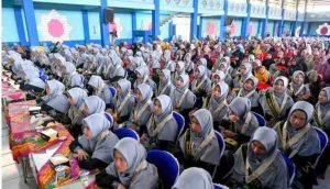 Para santriwati Ponpes Assalam Al Islamy, Sungai Lilin, yang mengikuti prosesi wisudah, Minggu (28/4/2024). Foto: Dok PKS Sumsel.