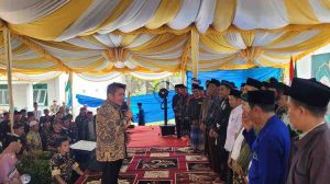 H Herman Deru, Cagub Sumsel, mengukuhkan tim pemenangan Tungkal Ilir dan Kalidoni, Minggu (28/4/2024). Foto: Sumselheadline/Nda.