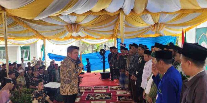 H Herman Deru, Cagub Sumsel, mengukuhkan tim pemenangan Tungkal Ilir dan Kalidoni, Minggu (28/4/2024). Foto: Sumselheadline/Nda.
