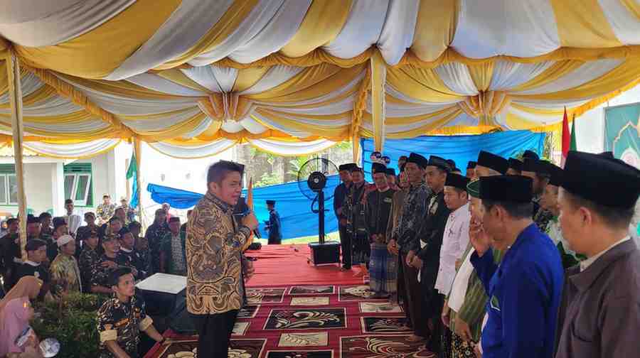 H Herman Deru, Cagub Sumsel, mengukuhkan tim pemenangan Tungkal Ilir dan Kalidoni, Minggu (28/4/2024). Foto: Sumselheadline/Nda.
