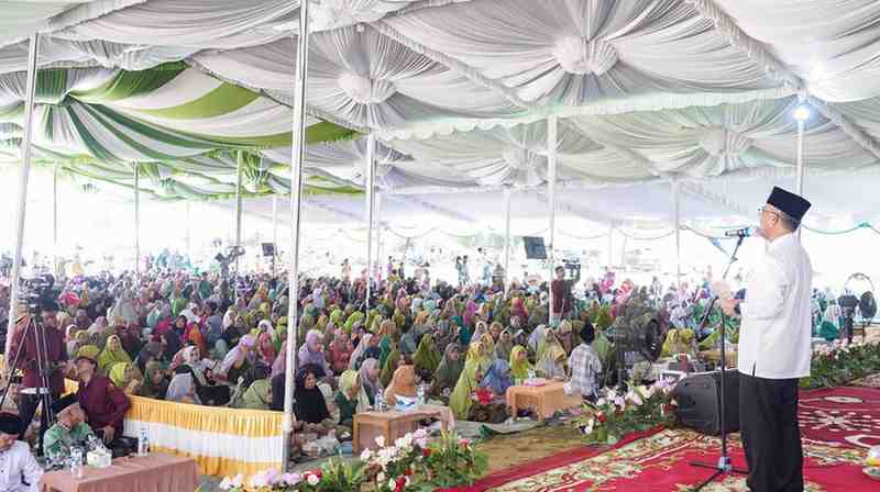 Apriyadi, saat menghadiri pengajian rutin dan halal bihalal Muslimat Fatayat Nahdlatul Ulama se-Kecamatan Sungai Lilin di Lapangan Bola Kaki Desa Berlian Makmur C2 Kecamatan Sungai Lilin, Selasa (30/4/2024). Foto: Sumselheadline/Rya.