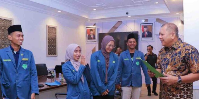 Pj Sekda Muba, Musni Wijaya menerima pengurus Cabang Ikatan Pelajar Nahdlatul Ulama (IPNU) dan Ikatan Pelajar Putri Nahdlatul Ulama (IPPNU) Kabupaten Musi Banyuasin (Muba), Kamis (18/4/2024). Foto: Kominfo Muba.